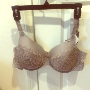 BALI BRA SIZE 38DD NEW with TAGS, Never Worn.